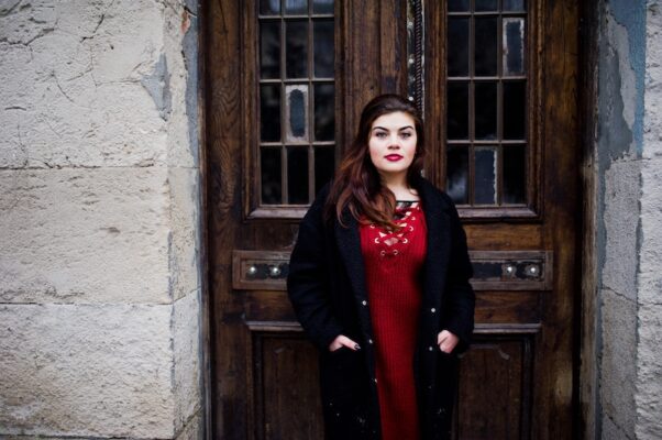 Stijlvolle herfst outfits voor vrouwen met een maatje meer