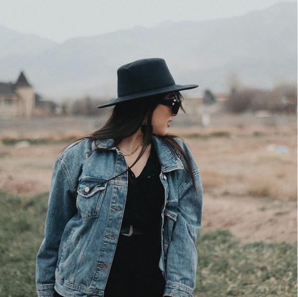 Denim voor vrouwen met een maatje meer: stijlvol, comfortabel en altijd trendy