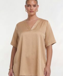 YOEK Tuniek v-hals SATIN SAND | Grote maten tuniek | Lichtbruin | Maat 42/44